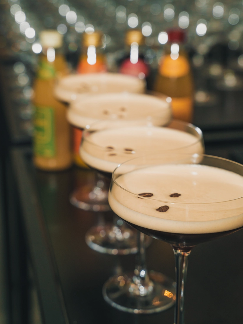 cocktails aan de bar